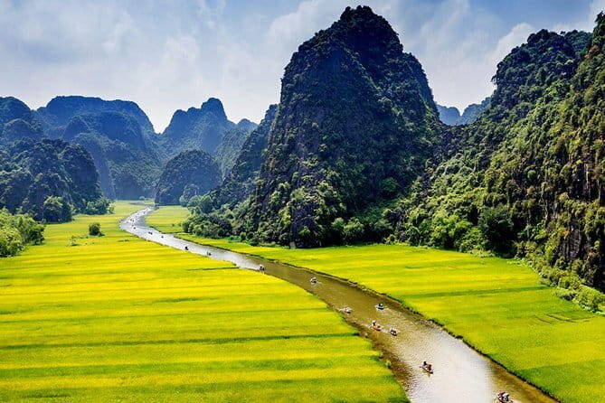 1 night cruise selection over Halong, Bai Tu Long or Lan Ha Bay - Meals, cabin, and life aboard the boat