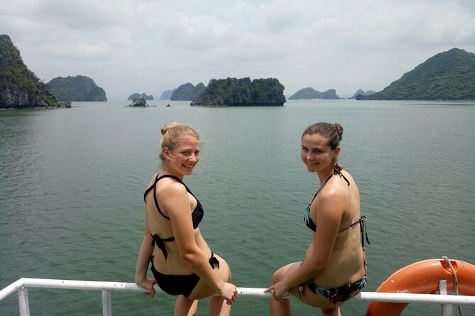 2-Day cruise in Lan Ha bay and Ha Long with plankton excursion - Swimming beneath the limestone cliffs