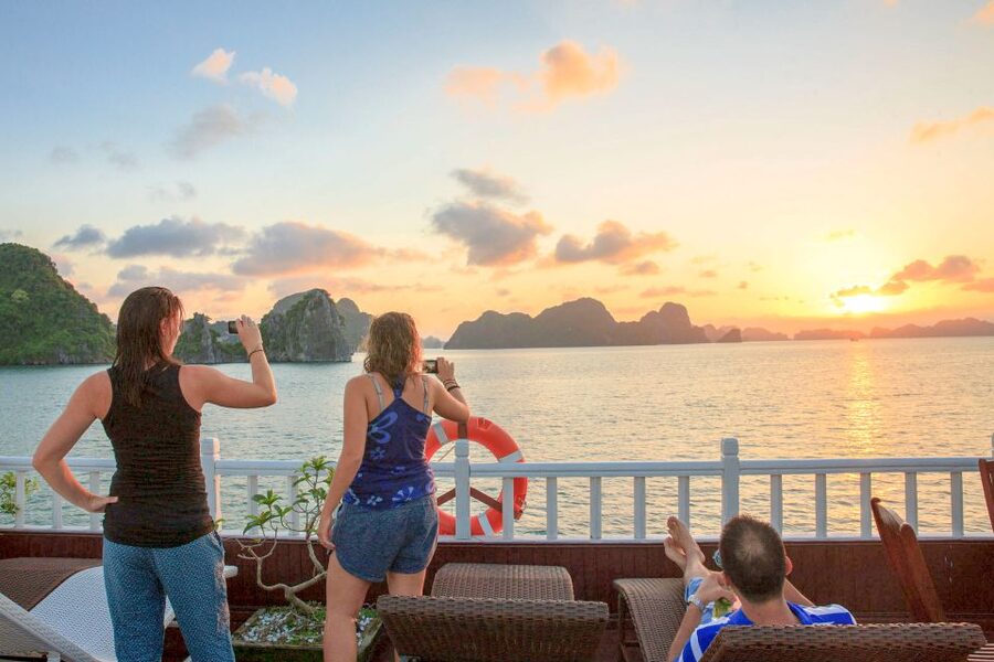 2-Day Royal Palace Ha Long Bay & Ti Top Island Cruise - Cooking class and the return to Hanoi