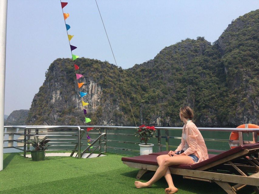 2-Day Traditional Cruise to Lan Ha Bay & Cat Ba Island - Meeting a floating fishing community
