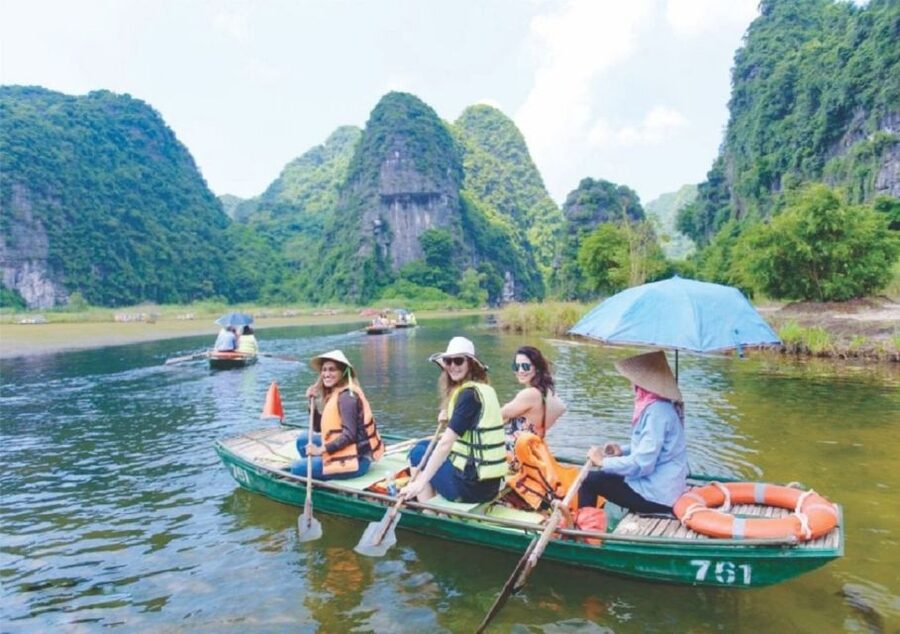 2-Day Trang An, Bai Dinh, Mua Cave, Ha Long Bay Cruise - Kayaking at Luon Cave