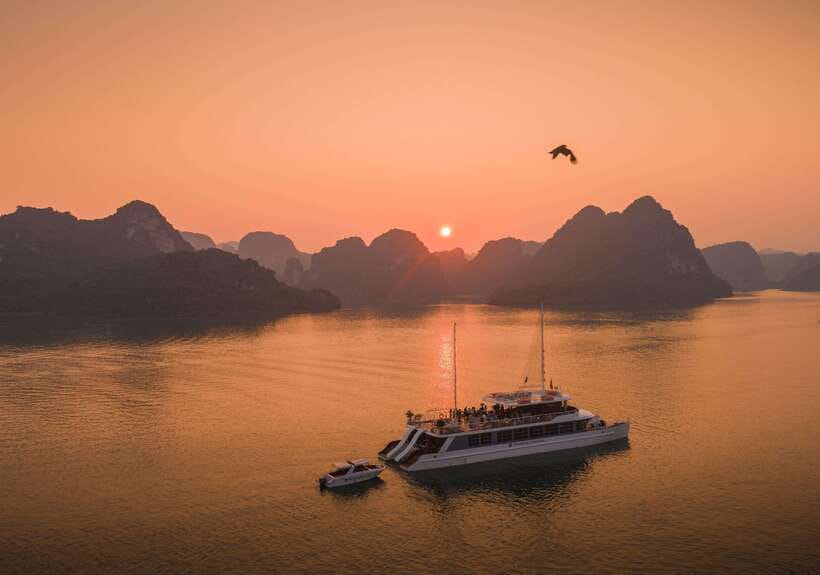 2Days Tour : Lan Ha Bay - Cat Ba Island - Caves - Kayaking - Cat Ba market and a slower second morning