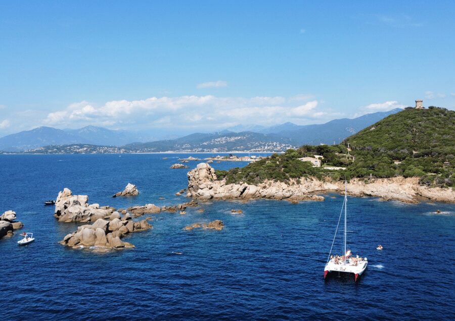 3H30 Explore the south shore of the bay of Ajaccio Catamaran - Setting out from Ajaccio toward Corsica’s south shore