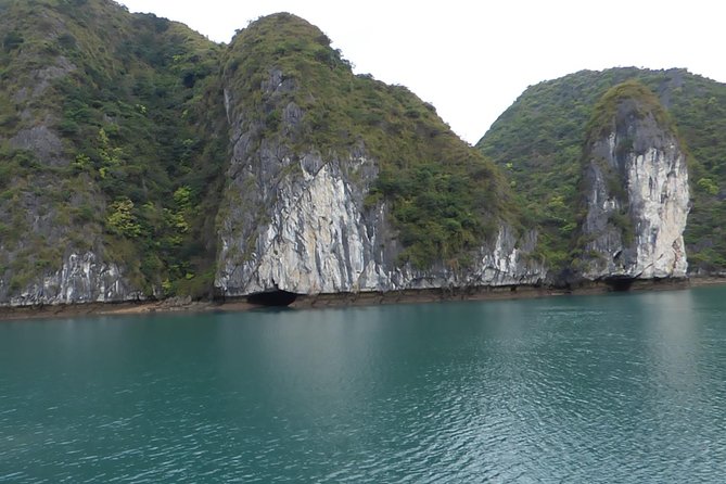 5 Days 4 Nights Hanoi - Halong Bay - Peaceful Halong Bay Cruise, one of 7 world Wonders - What this five-day Vietnam route gets right