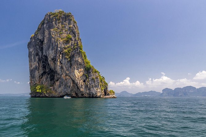 8-Days Hanoi, Sapa Trekking And Halong Bay Cruise - Day 7: Waterfalls, a rattan bridge, and a very long return