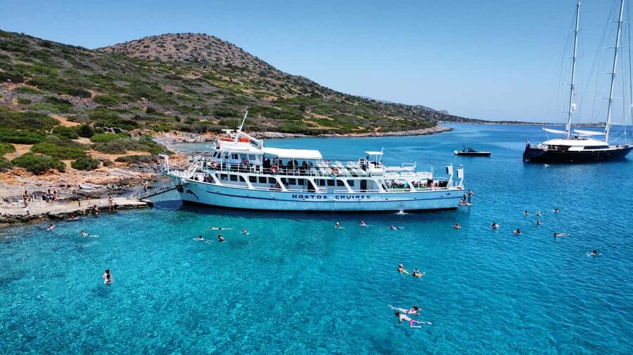 Agios Nikolaos: Fun Cruise Around Elounda Bay - Food, drinks, and music shape the mood