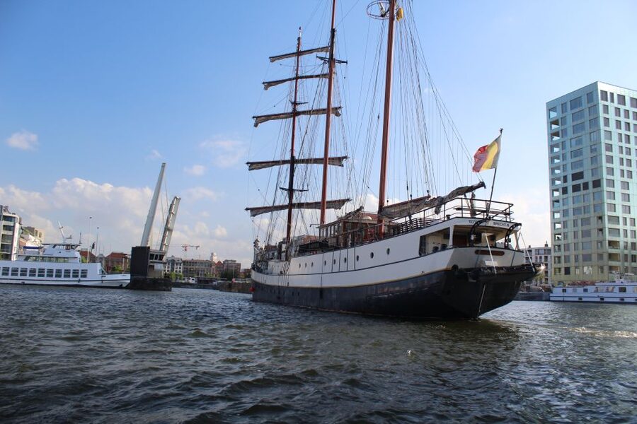 Antwerp: Private Old Harbour Boat Tour Incl. Drinks & Snacks - Droogdockenpark, Kempisch Dock, and Asiadok