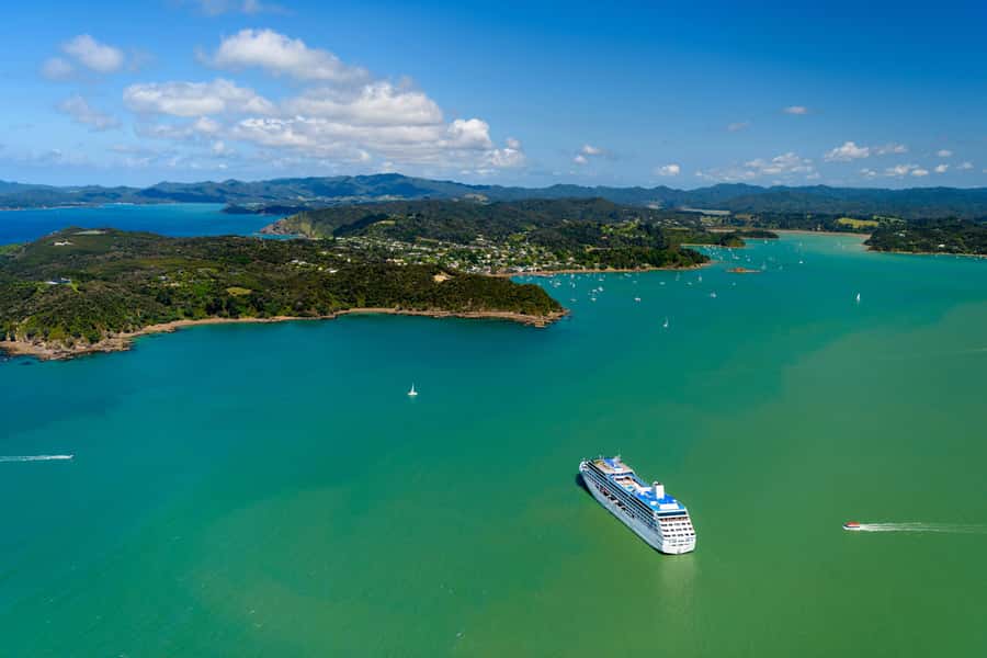 Auckland: Bay of Islands Day Tour with Dolphin Cruise - Boarding the Paihia catamaran