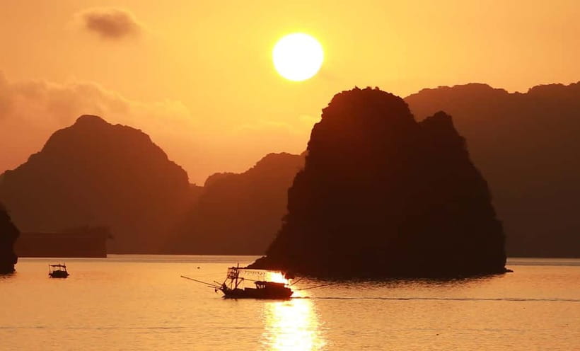 Bai Tu Long Bay 2 Days 1 Night With Renea Cruise - Why Bai Tu Long Bay is worth choosing