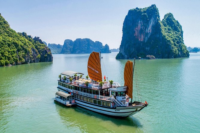 Bai Tu Long bay deluxe cruise 2D/1N: Kayaking, swimmig, Full Meals & best prices - Why Bai Tu Long Bay is the better setting for a quieter cruise