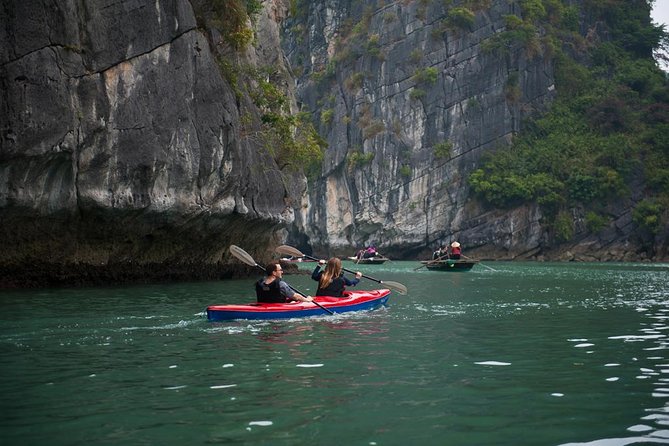 Bai Tu Long bay Deluxe cruise 2D1N: fishing villages, meals, cave, kayaking - Rowing to Vung Vieng fishing village