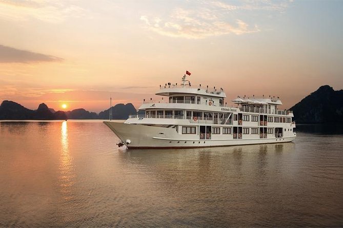 Bai Tu Long Bay Luxury Cruise 2D/1N: Kayaking & Swimming at the pristine places - Kayaking around Vung Vieng fishing village