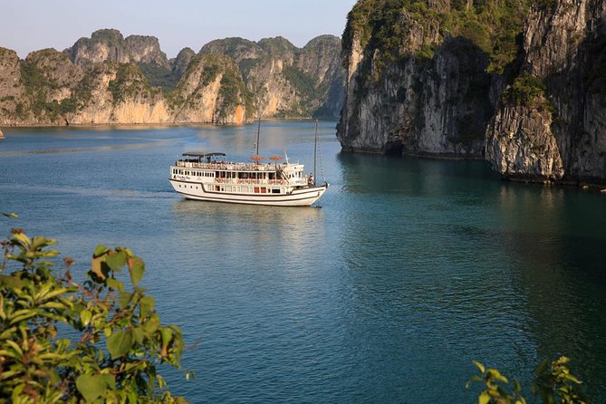 Bai Tu Long boutique & budget cruise 2D: Kayaking, swimming at pristine palaces - Key points at a glance