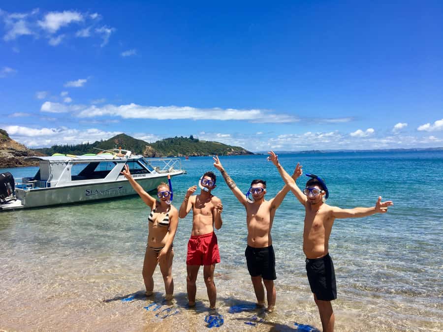 Bay of Islands: 4.5 Hour Day Cruise and Island Getaway Tour - Sailing toward Motu Kokako and the Hole in the Rock
