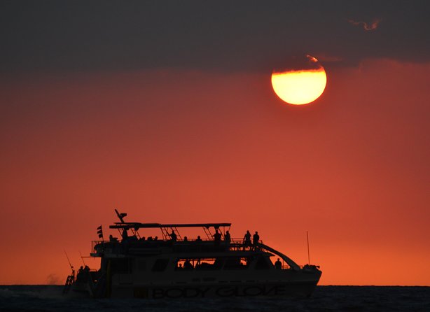 Big Island Historical Dinner Cruise to Kealakekua Bay - Reading Kona’s coast from the water