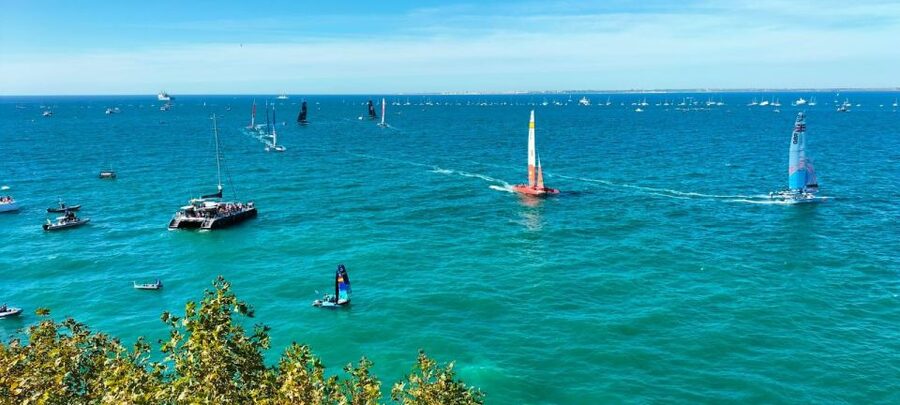 Cádiz: Bay of Cádiz Catamaran Tour with Host - Who should book this catamaran ride?