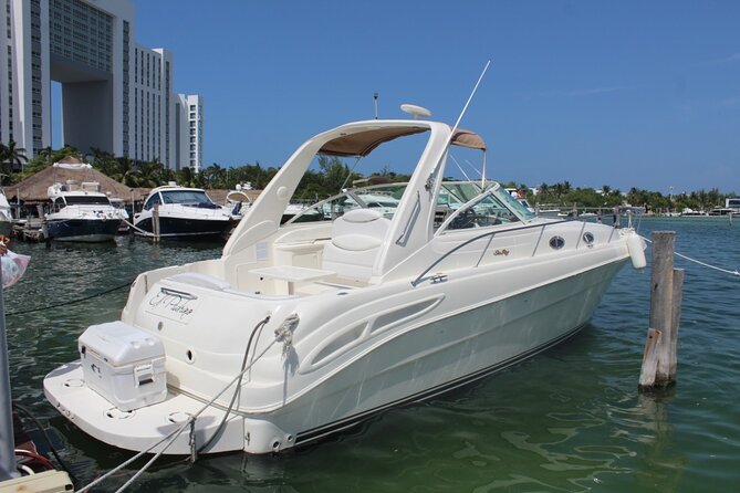 Cancun Bay Private 2-Hour on a Luxury Yacht - Cruising Cancun Bay and Laguna Nichupté