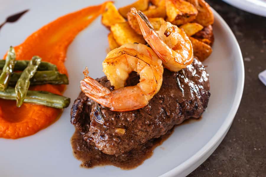 Cartagena: Cruise by the Bay with Dinner and Wine - Music, service, and the mood onboard
