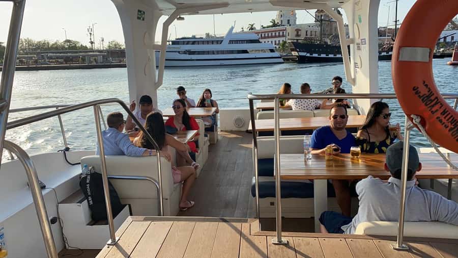 Cartagena: Cruise by the Bay with Dinner and Wine - Bocagrande and Castillogrande from the water