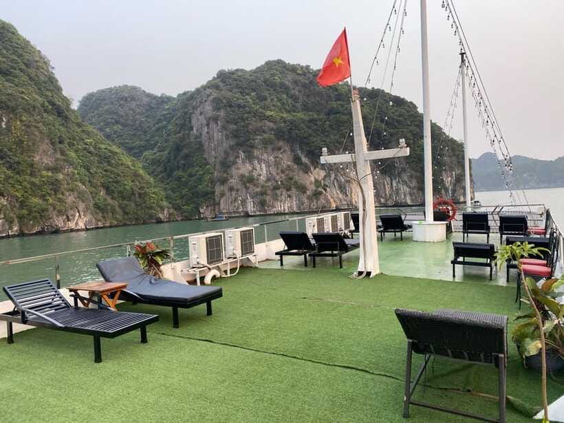 Cat Ba : 2D1N Lan Ha Bay - Ha long Bay - Dau Be Island - A swim from the boat at Cam Lagoon