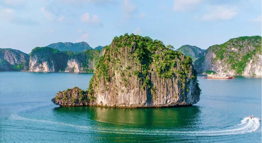 Cat Ba: Lan Ha and Ha Long Bay Boat Tour with Kayaking, Cave - Why Lan Ha Bay makes a better active day