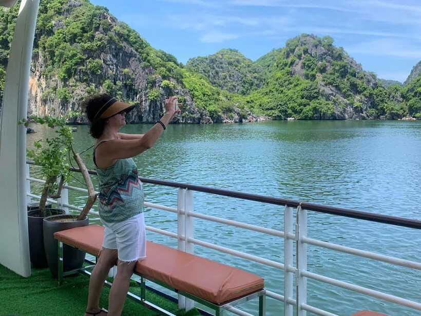 Cat Ba: Lan Ha and Ha Long Bay Boat Tour with Kayaking, Cave - Cai Beo floating village and life on the water