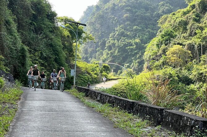 Cat Ba: Lan Ha Bay & Ha Long Bay Boat Trip, biking, kayakin,lunch - Swimming and snorkeling at Ba Trai Dao