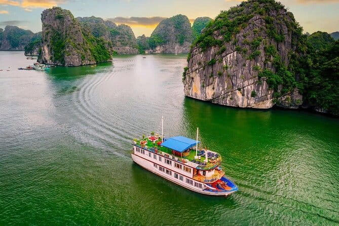 Cat Ba: Lan Ha Bay & Ha Long Bay Boat Trip, biking, kayakin,lunch - Vietnamese lunch served on the boat