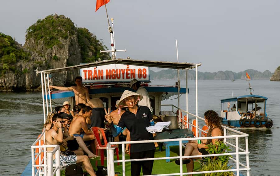 Cat Ba: Lan Ha & Ha Long Bay Kayak & Snorkel Boat Tour - Lunch on board, with plenty for mixed diets