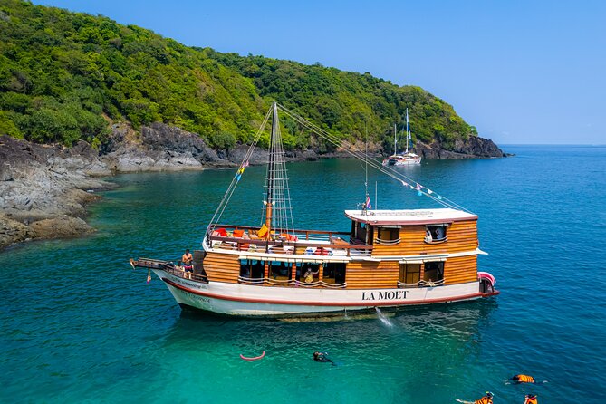 Cruising on a comfortabel boat in Phang Nga Bay - The "Must-Do" Tour Khao Lak - Koh Hong, the main beach and lagoon stop