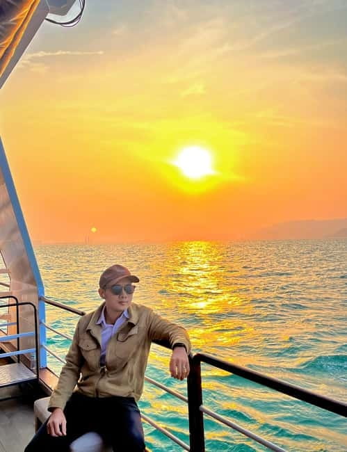 Da Nang: Experience a Magical Sunset Dinner Cruise in DN Bay - Live music and dancing after dark
