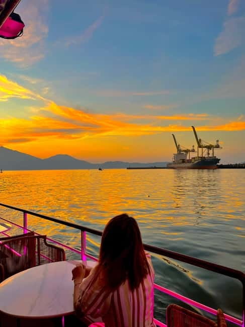 Da Nang: Experience a Magical Sunset Dinner Cruise in DN Bay - Drinks, cocktails, and what to expect at the table