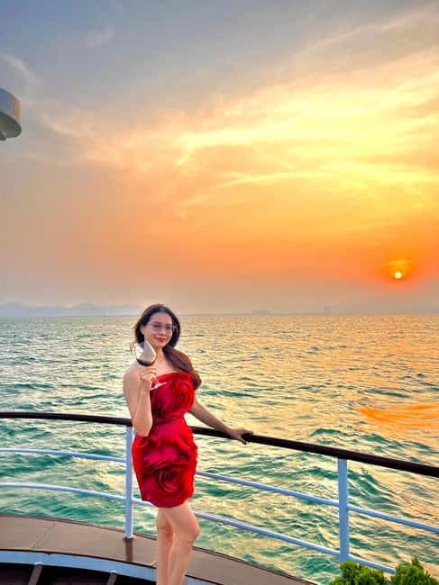 Da Nang: Experience a Magical Sunset Dinner Cruise in DN Bay - Choosing between sunset and the Dragon Bridge show