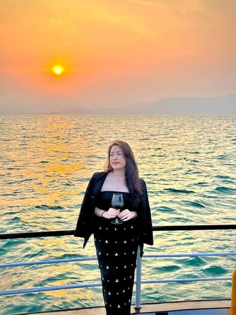 Da Nang: Experience a Magical Sunset Dinner Cruise in DN Bay - Boarding with drinks, fruit, and city views