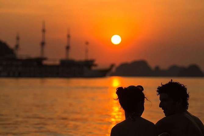 Deluxe Halong Bay 6 Hours Cruise To Visit Surprising Cave And Titop Island - Lunch on the boat among Halong Bay’s limestone islands
