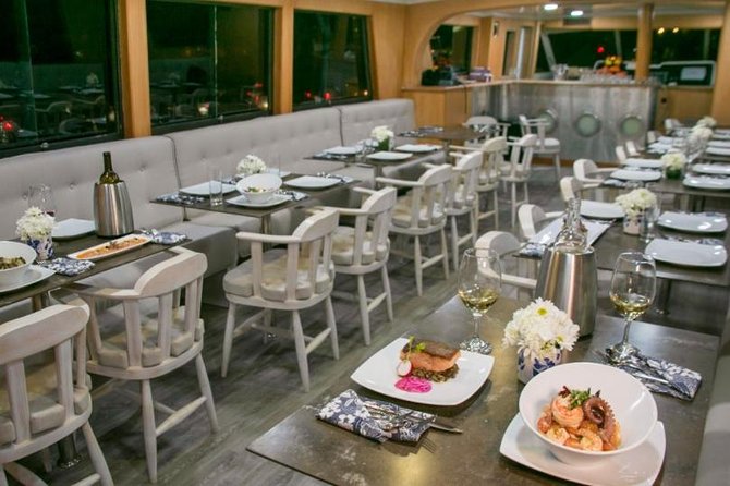 Dinner cruise on Cartagena's bay with Sibarita Master - Inside the Sibarita Master