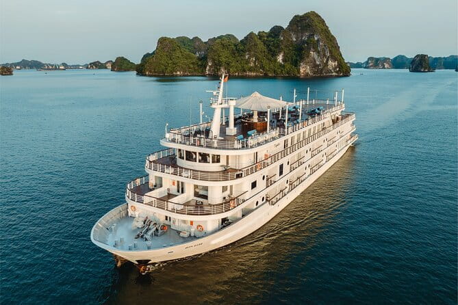 Emeraude Cruise 2 days 1 night Ha Long Bay Tour - Brunch and the return past iconic rock formations