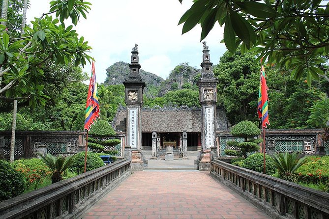 Essential North Vietnam ( Hanoi - Ninh Binh - Halong) in 5 Days - 3 Stars hotel - Guides, group size, and the practical pace