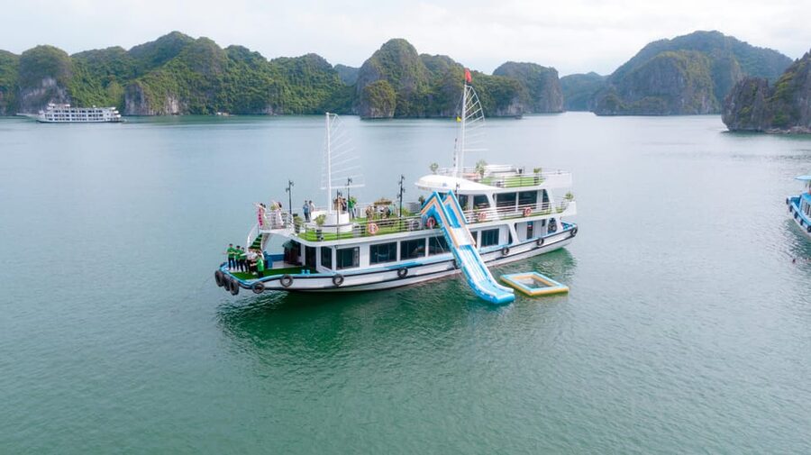 From Cat Ba: Amazing Sunset Boat Tour in Lan Ha Bay - Kayaking around the floating homes
