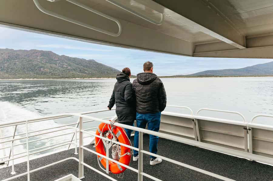 From Coles Bay: Wineglass Bay Cruise with Lunch - Reaching Wineglass Bay by boat
