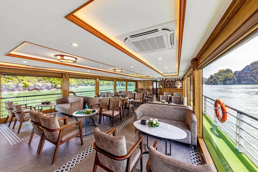 From Hanoi: 1-Day Halong 5-Star Cruise w/Jacuzzi & Limousine - The buffet lunch on the bay