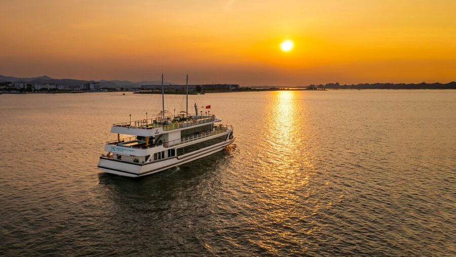 From Hanoi: 1-Day Halong 5-Star Cruise w/Jacuzzi & Limousine - Boarding the Heritage Cruise
