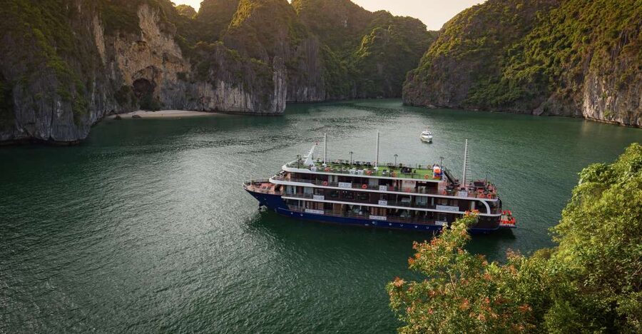From Hanoi: 2-Day Halong and Lan Ha Bay La Pandora Cruise - Lunch while sailing past Con Vit islets