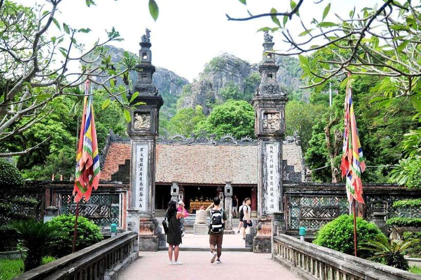 From Hanoi: 5-Day Sapa, Ninh Binh, Ha Long Bay Cruise - Day 1: Hoa Lu, Tam Coc, and Mua Cave
