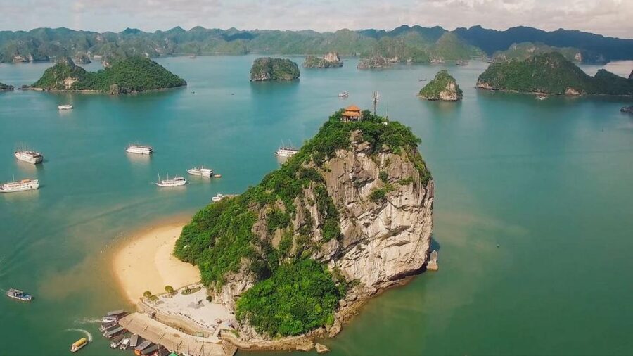 From Hanoi: Halong Bay Cruise 2 Days 1 Night With Transport - Lunch and the first views from the ship