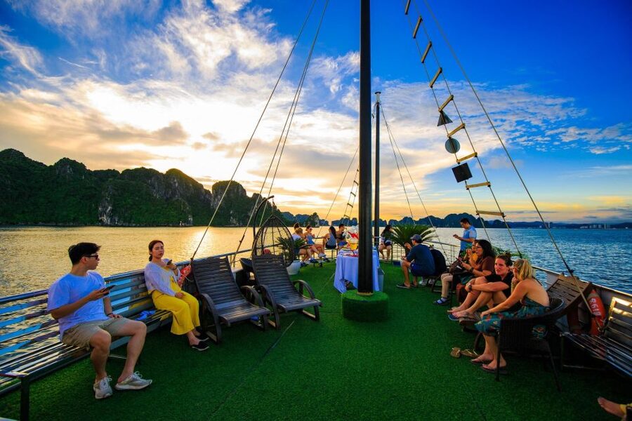 From Hanoi: Halong Bay on 5 star cruise full day tour. - Luon Cave by kayak or bamboo boat
