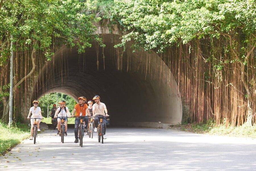 From Hanoi: Halong Bay Seaplane & 6-Hour Ha Long Bay Tour - Luon Cave by kayak or bamboo boat