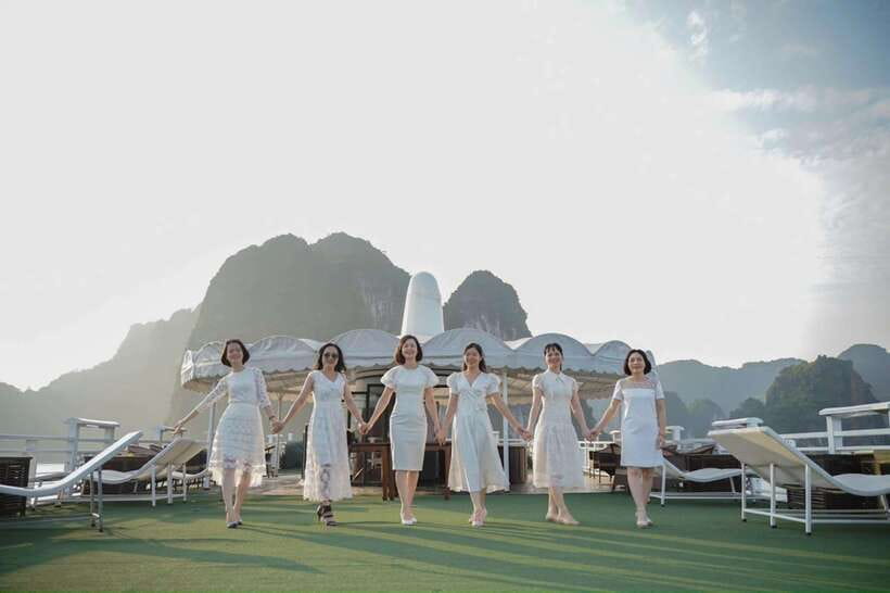 From Hanoi or Ha Long: Ha Long Bay 1 or 2-Day 5-Star Cruise - Choosing between one day and two on Ha Long Bay