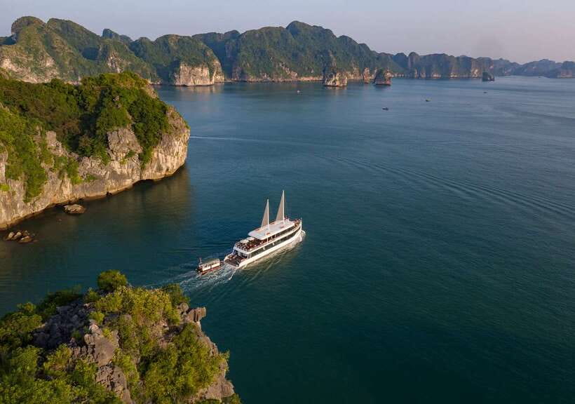 From Hanoi or Halong: Halong Bay Day Cruise - Jade Sails and the first look at the bay