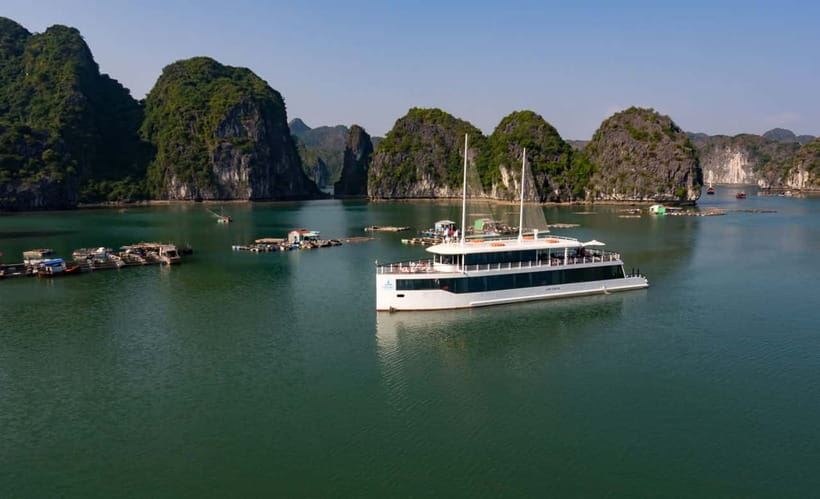 From Hanoi or Halong: Halong Bay Day Cruise - Kayaking or rowing into Dark and Bright Cave